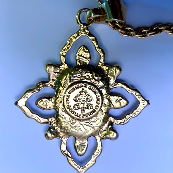 The Vatican Library Collection/Religious Church pendant gold tone 26inch chain - Picture 6 of 10